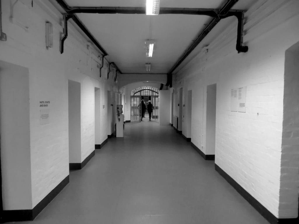 Couloir d'une prison moderne, aux murs blancs