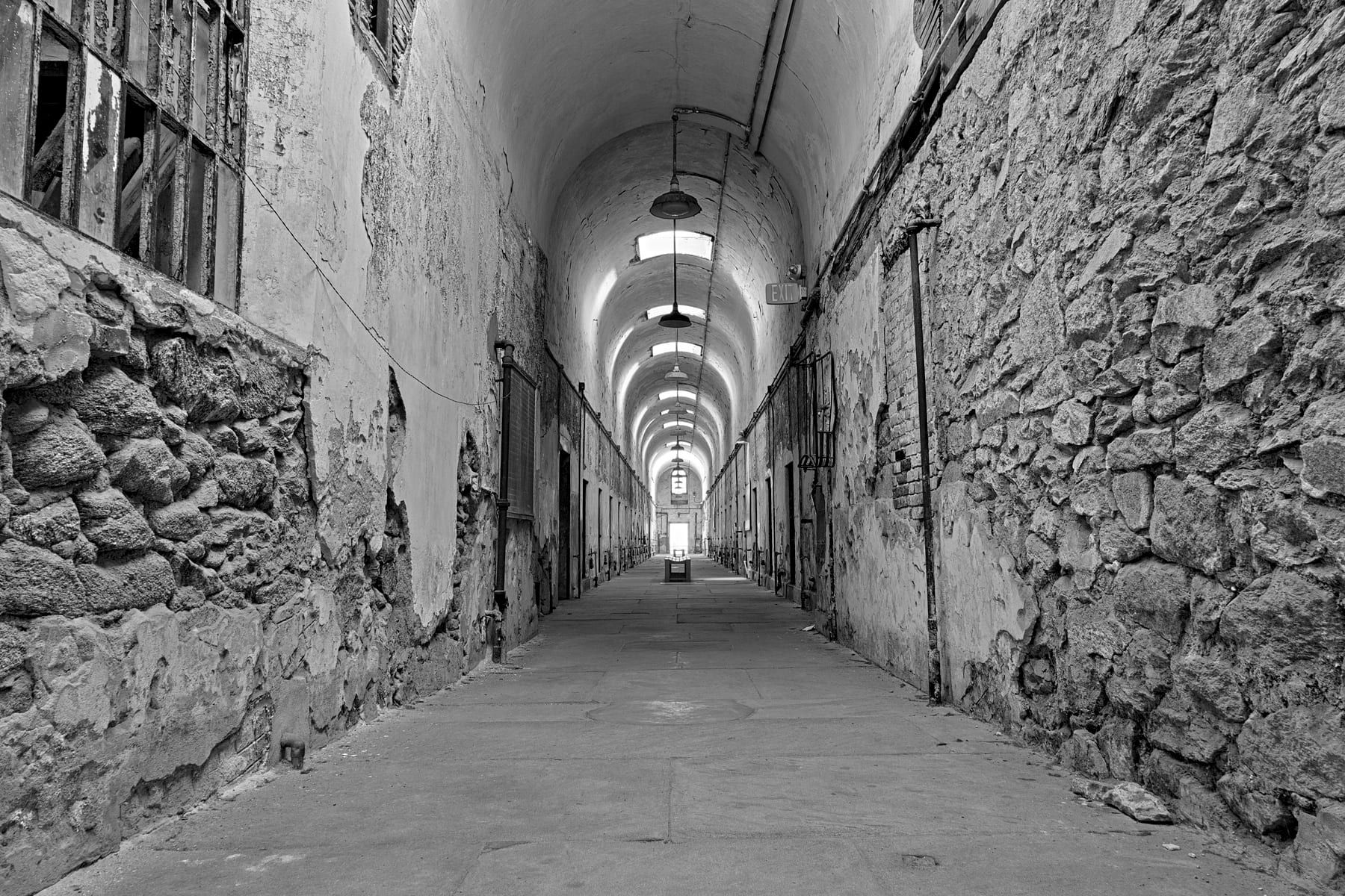 Couloir de prison en noir et blanc
