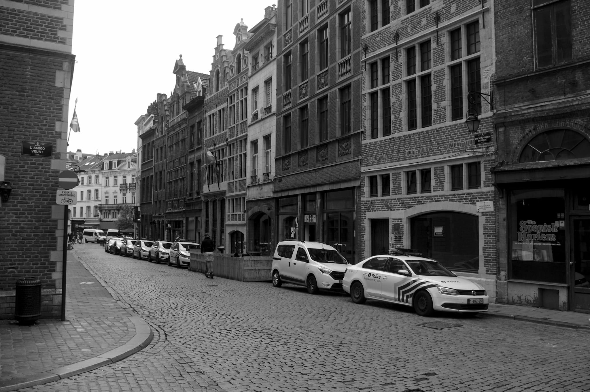 Rue du Marché au Charbon à Bruxelles, où se trouve un commissariat, avec des voitures de police