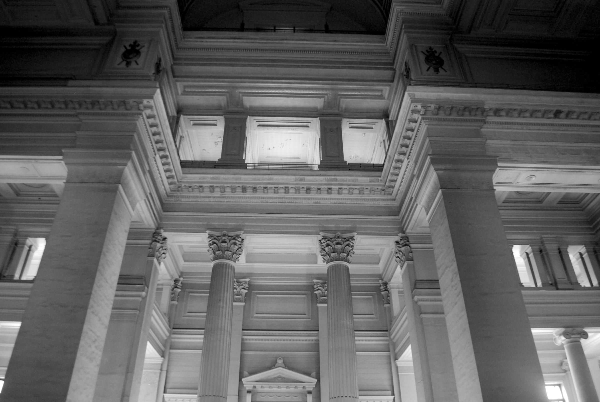 Colonnes de la salle des pas perdus du Palais de justice de Bruxelles