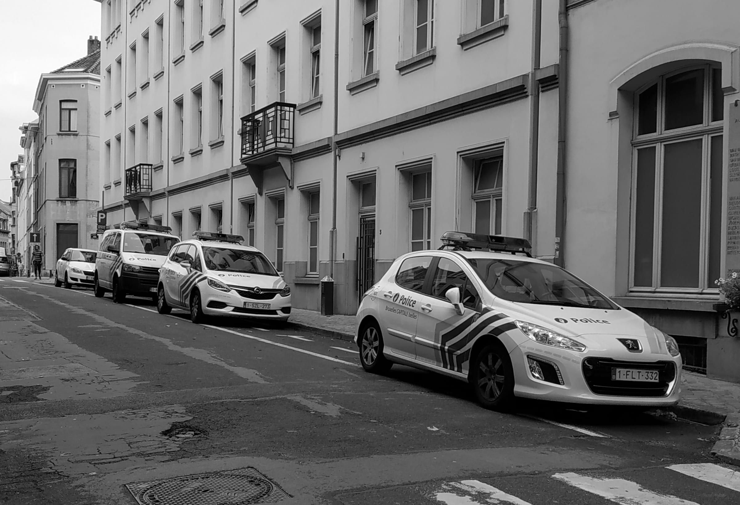 Voitures de police garées dans une rue de Bruxelles