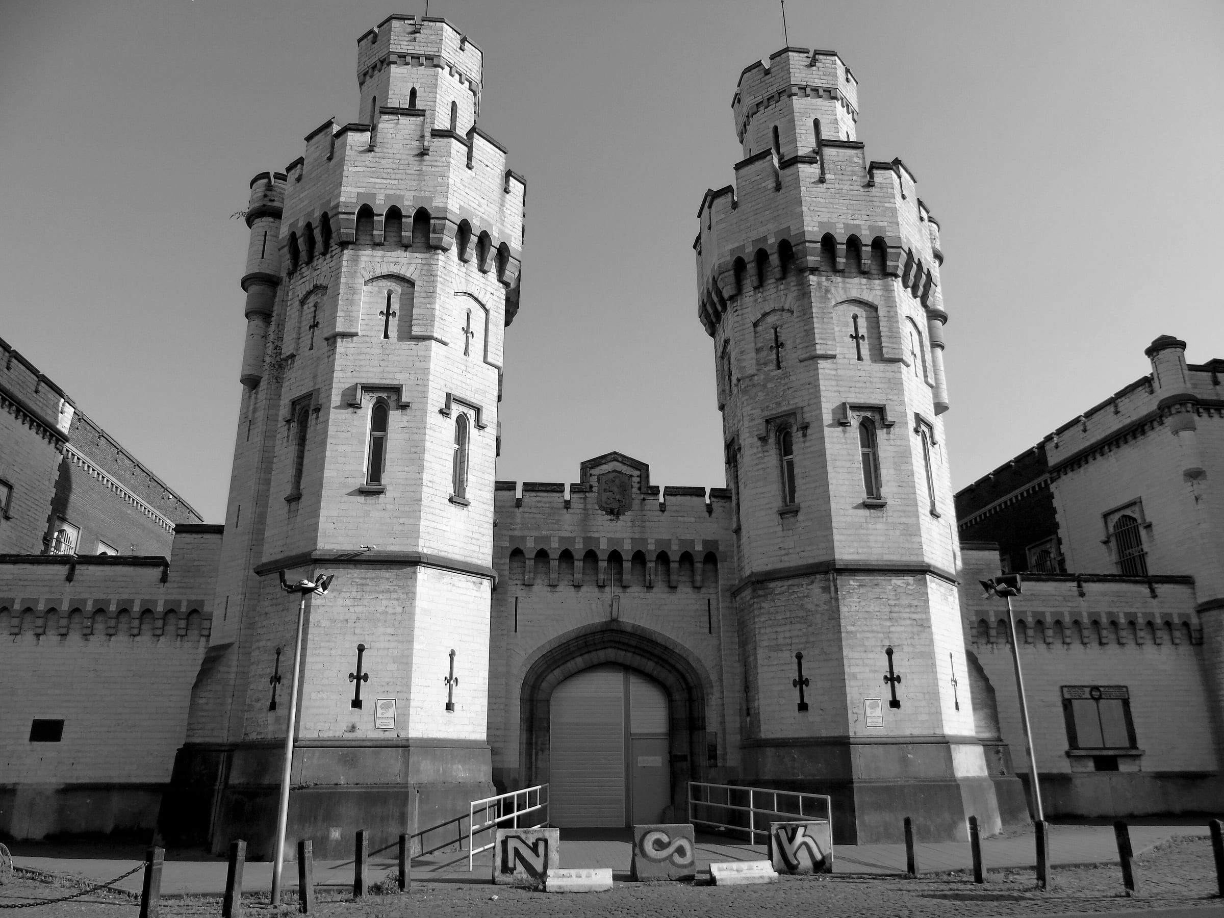 La porte d'entrée et les tours de la prison de Saint-Gilles, avenue Ducpétiaux